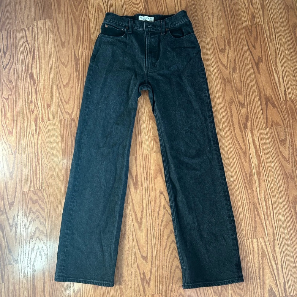 Abercrombie & Fitch 90’s relaxed high rise jeans, EUC
Size 26” waist,2r